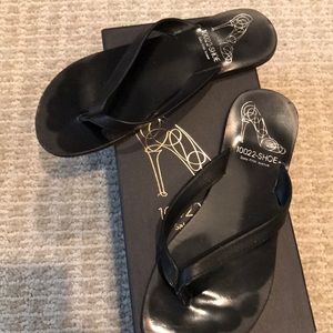SAKS FIFTH AVENUE leather flip flop, size 6